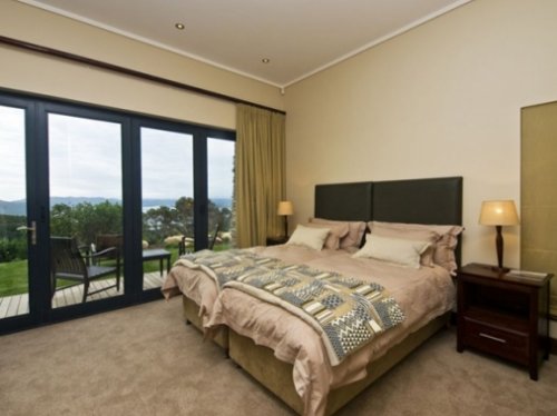 Ruime slaapkamers met grote bedden en luxueuze badkamers Villa Knysna Views in het Pezula Golf Estate, Knysna| Exclusive Culitravel