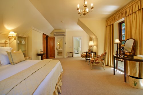 Ruime slaapkamers met grote bedden en luxueuze badkamers Villa Madiba in Kaapstad | Exclusive Culitravel