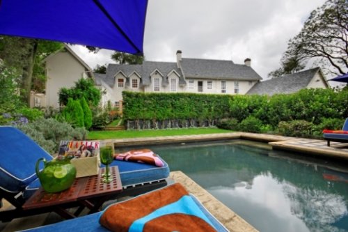 Geniet van het heerlijke klimaat in tuin,terras en aan uw eigen zwembad Villa Melville Road in Johannesburg| Exclusive Culitravel