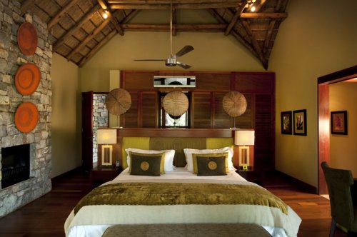 Ruime slaapkamers met grote bedden en luxueuze badkamers Villa Morukuru Owner's House in het Madikwe Game Reserve, Safaripark| Exclusive Culitravel