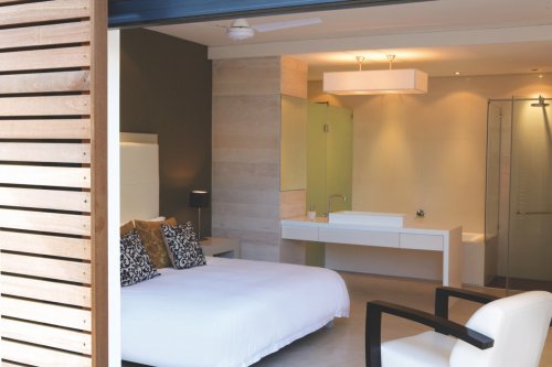 Ruime slaapkamers met grote bedden en luxueuze badkamers Villa Ocean House in Knysna| Exclusive Culitravel