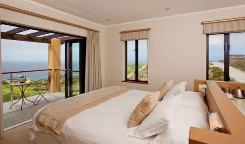 Ruime slaapkamers met grote bedden en luxueuze badkamers Villa Ocean Views in het Pezula Golf Estate, Knysna| Exclusive Culitravel