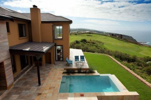 De villa is op een Top locatie Villa Ocean Views in het Pezula Golf Estate, Knysna| Exclusive Culitravel
