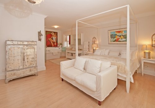 Ruime slaapkamers met grote bedden en luxueuze badkamers Villa On 11 in Hermanus| Exclusive Culitravel
