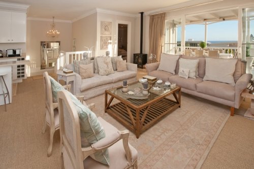 Ontspan in de ruime woonkamer(s) van Villa On 11 Villa On 11 in Hermanus| Exclusive Culitravel