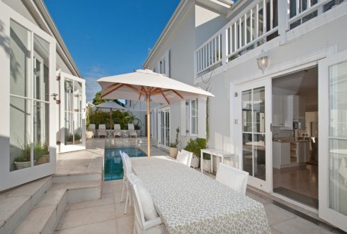 De villa is op een Top locatie Villa On 11 in Hermanus| Exclusive Culitravel