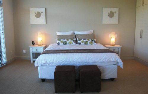 Ruime slaapkamers met grote bedden en luxueuze badkamers Villa Pearl Views in Franschhoek| Exclusive Culitravel