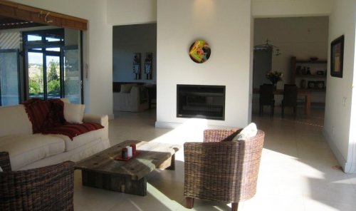 Ontspan in de ruime woonkamer(s) van Villa Pearl Views Villa Pearl Views in Franschhoek| Exclusive Culitravel