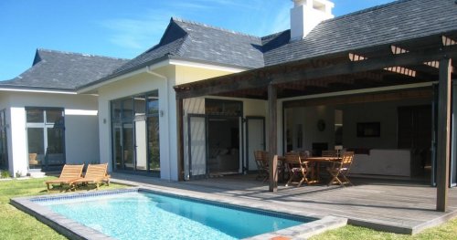 De villa is op een Top locatie Villa Pearl Views in Franschhoek| Exclusive Culitravel