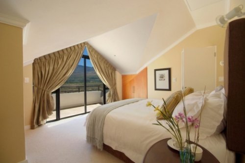 Ruime slaapkamers met grote bedden en luxueuze badkamers Villa Pete in Pearl Valley Golf Estate, Franschhoek| Exclusive Culitravel