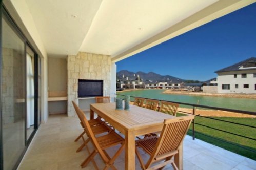 Uw keuken is volledig uitgerust en chef-waardig Villa Pete in Pearl Valley Golf Estate, Franschhoek| Exclusive Culitravel