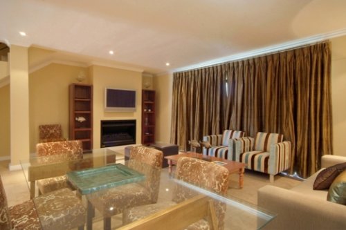 Geniet van de ruime woonkamer(s) van Villa Pete Villa Pete in Pearl Valley Golf Estate, Franschhoek| Exclusive Culitravel