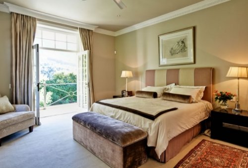 Ruime slaapkamers met grote bedden en luxueuze badkamers Villa Peter's Court in Kaapstad | Exclusive Culitravel
