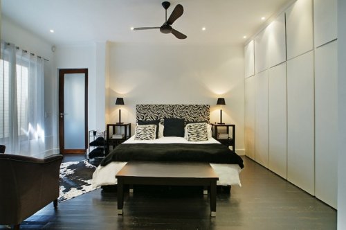 Ruime slaapkamers met grote bedden en luxueuze badkamers Villa Queens in Kaapstad | Exclusive Culitravel