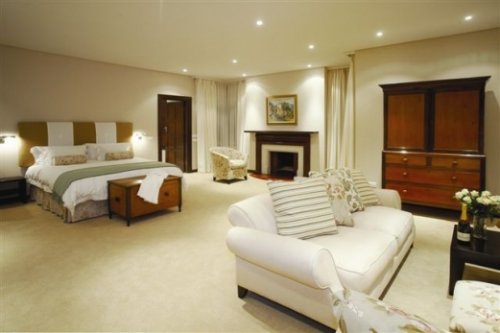 Ruime slaapkamers met grote bedden en luxueuze badkamers Villa Rodwell House in Kaapstad | Exclusive Culitravel