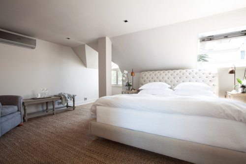 Ruime slaapkamers met grote bedden en luxueuze badkamers Villa Oak Leaf in Stellenbosch| Exclusive Culitravel