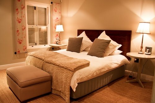 Ruime slaapkamers met grote bedden en luxueuze badkamers Villa South Hill in South Hill Vineyards, Elgin, Wine Estate| Exclusive Culitravel