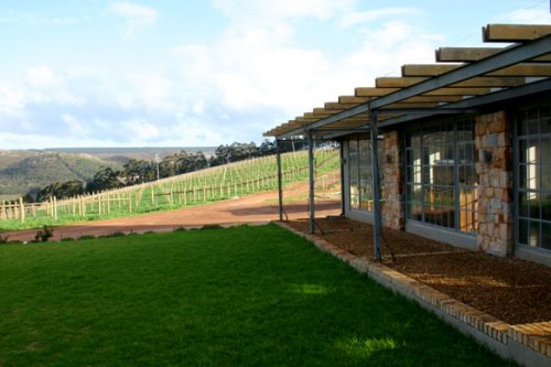 Geniet van het heerlijke klimaat in tuin,terras en aan uw eigen zwembad Villa South Hill in South Hill Vineyards, Elgin, Wine Estate| Exclusive Culitravel