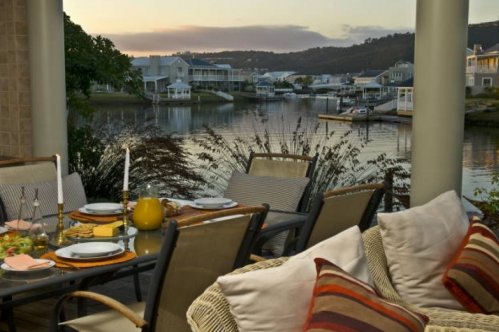 Geniet van het heerlijke klimaat in tuin,terras en aan uw eigen zwembad Villa Swaeltjie in Knysna| Exclusive Culitravel