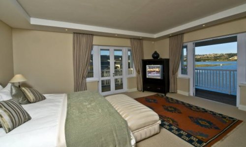 Ruime slaapkamers met grote bedden en luxueuze badkamers Villa Swaeltjie in Knysna| Exclusive Culitravel