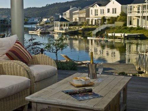 Geniet van de ruime woonkamer(s) van Villa Swaeltjie Villa Swaeltjie in Knysna| Exclusive Culitravel