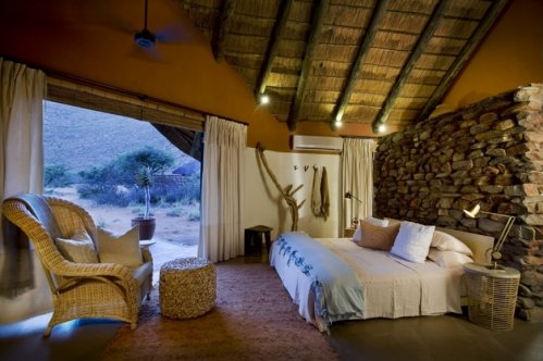 Ruime slaapkamers met grote bedden en luxueuze badkamers Villa Tarkuni in het Tswalu Kalahari Reserve, Safaripark| Exclusive Culitravel