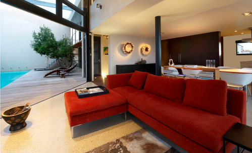 Ontspan in de ruime woonkamer(s) van Villa The Cherry Villa The Cherry in Hermanus| Exclusive Culitravel