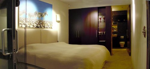 Ruime slaapkamers met grote bedden en luxueuze badkamers Villa The Cherry in Hermanus| Exclusive Culitravel