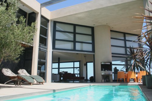 Geniet van het heerlijke klimaat in tuin,terras en aan uw eigen zwembad Villa The Cherry in Hermanus| Exclusive Culitravel