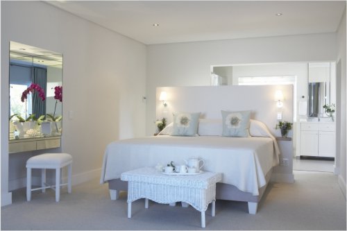 Ruime slaapkamers met grote bedden en luxueuze badkamers Villa The Owner's Beach House in Plettenberg Bay| Exclusive Culitravel