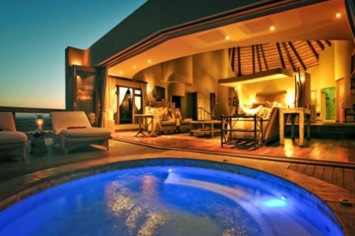 Geniet van het heerlijke klimaat op uw eigen terras met zwembad Villa Cliff Lodge in het Ulusaba Game Reserve, Safaripark| Exclusive Culitravel