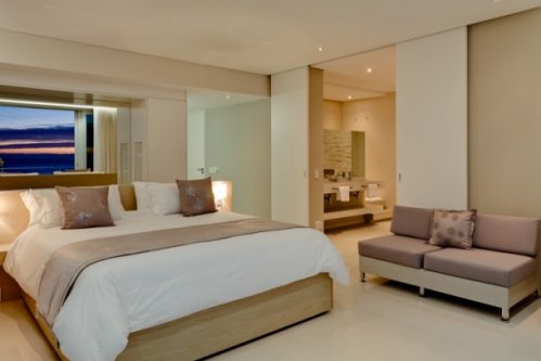 Ruime slaapkamers met grote bedden en luxueuze badkamers Villa Vanilla Views in Kaapstad | Exclusive Culitravel