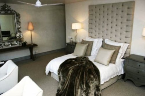 Ruime slaapkamers met grote bedden en luxueuze badkamers Villa Whale Ridge Rock in Plettenberg Bay| Exclusive Culitravel