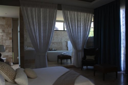 Ruime slaapkamers met grote bedden en luxueuze badkamers Villa On Bush Buck Pools aan de Dolphin Coast| Exclusive Culitravel