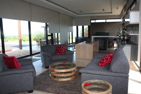 Geniet van de ruime woonkamer(s) van Villa On Bush Buck Pools Villa On Bush Buck Pools aan de Dolphin Coast| Exclusive Culitravel