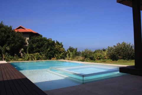 Geniet van het heerlijke klimaat in tuin,terras en aan uw eigen zwembad Villa On Bush Buck Pools aan de Dolphin Coast| Exclusive Culitravel