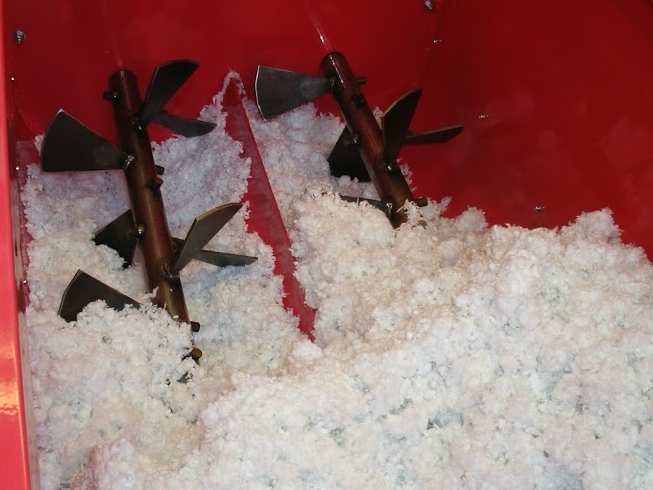 Inblaaswol aanbrengen in spouwmuur Inblaaswol aanbrengen in spouwmuur