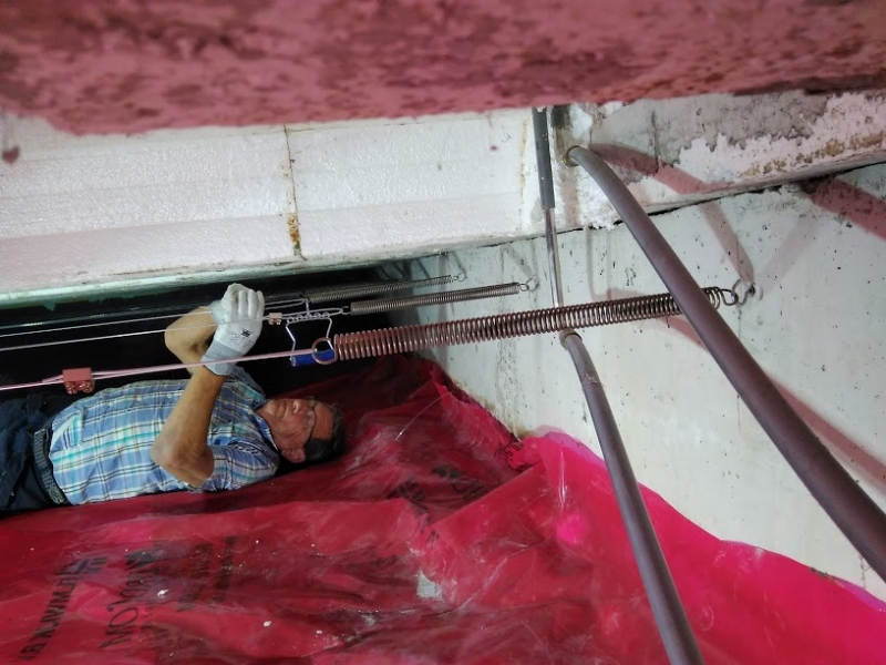 Vloerisolatie met reflecterende folie aanbrengen Vloerisolatie met reflecterende folie aanbrengen