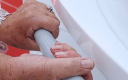 Wat zijn wastafel hulpmiddelen precies? wastafel hulpmiddelen zijn alle technische systemen en producten die aanwezig zijn in een wastafel (wasbak). Dit om de omgeving voor mensen met een functiebeperking zo veilig mogelijk te maken en de zelfredzaamheid te maximaliseren. Een goed voorbeeld hiervan is een elektrisch in hoogte verstelbare wastafel.