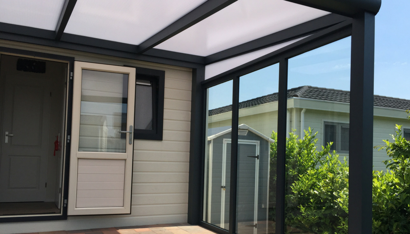 Verasol glazen wanden met behoud van uitzicht op de tuin Verasol glazen wanden met behoud van uitzicht op de tuin bij ZSM Zonwering